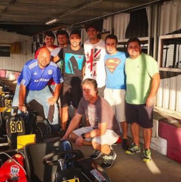 Kaká con amigos en un circuito de karts.