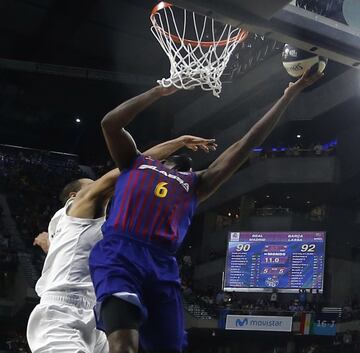 Singleton recibió un balón solo en la pista blanca y cuando estaba cerca de anotar, recibió un manotazo directo en la cara de Anthony Randolph, que los árbitros no lo castigaron como falta.