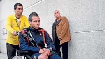 <b>HUNDIDO. </b>Aarón aterrizó en Vigo en silla de ruedas y con un semblante que reflejaba su tristeza.