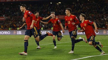 Soccer Football - World Cup - UEFA Qualifiers - Group B - Spain v Sweden - Estadio de La Cartuja, Seville, Spain - November 14, 2021 Spain&#039;s Alvaro Morata celebrates scoring their first goal with teammates REUTERS/Marcelo Del Pozo