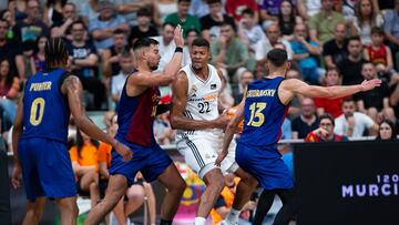 Walter Tavares, pívot del Real Madrid, ante el azulgrana Willy Hernangómez en la semifinal de la Supercopa Endesa 2024. Tomas Satoransky y Kevin Punter, del Barça, observan la acción.