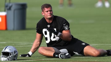 Carl Nassib en una práctica de los Raiders.