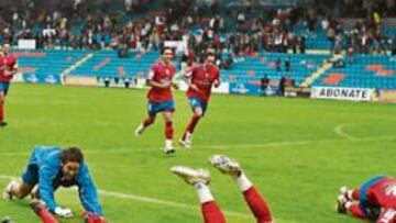 <b>MUY CERCA. </b>Los jugadores del Numancia celebraron su triunfo en el estadio Helmántico, que les deja a un paso del regreso a Primera División.
