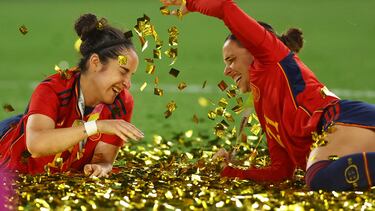 Oihane Hernández y Claudia Zornoza, durante la celebración del título mundial.