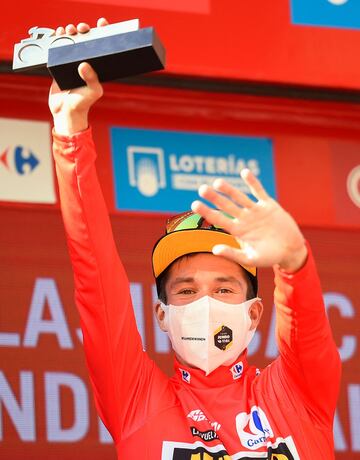 Primoz Roglic con el maillot rojo en el podio de la segunda etapa de La Vuelta a España 2021.