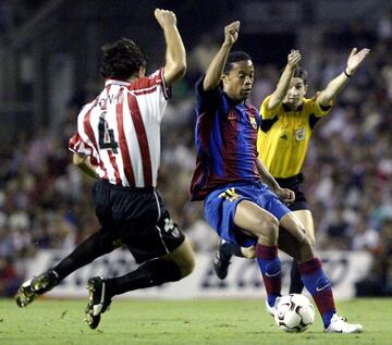 Debutó con el FC Barcelona el 30 de agosto de 2003 ante el Athletic de Bilbao. El partido acabó 0-1 para los blaugranas. 