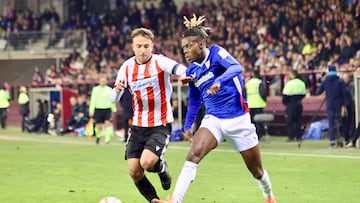 LOGROÑO, 04/01/2025.- El delantero del Athletic Club, Nico Williams (d), se lleva el balón ante el defensor del Logroñés durante el partido de dieciseisavos de Copa del Rey que disputan este sábado en el Estadio Las Gaunas de Logroño. EFE/ Raquel Manzanares.