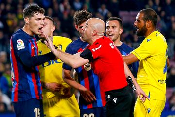 Roger, Sergi Roberto, Eric García y Fali observan a Andreas Christensen protestar al árbirto González Fuertes.