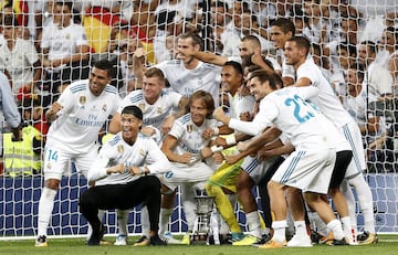 El Real Madrid ganó 2-0 al Barcelona en la vuelta de la Supercopa. Cristiano no jugó pero celebró desde el césped el nuevo título.