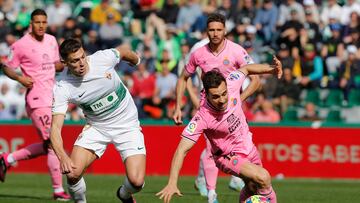 ELCHE, 19/02/2023.- El delantero del Elche Lucas Boyé (i) y el centrocampista del Espanyol Brian Oliván (d), durante el encuentro Elche-Espanyol de Primera División de fútbol celebrado en el estadio Martínez Valero de Elche. EFE/Manuel Lorenzo