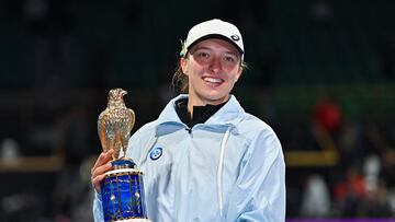 Swiatek retiene su corona cediendo solo cinco juegos en Doha