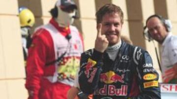 Vettel enseña su famoso dedo.
