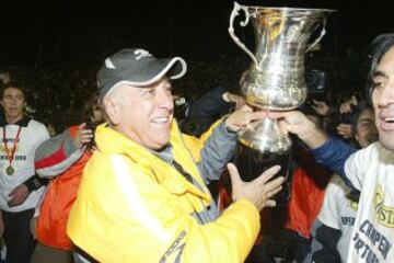 Nelson Acosta llegó a jugar a Chile el '77, pero destaca su carrera como técnico, donde a pesar de ganar tres títulos nacionales (dos con Cobreloa y Everton) y llevar a Chile al Mundial de Francia '98, nunca dirigió a un grande.