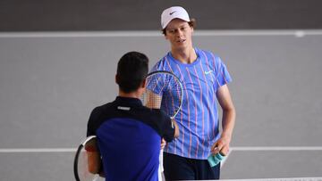 Sinner saluda a Bautista tras su victoria en Berlín.