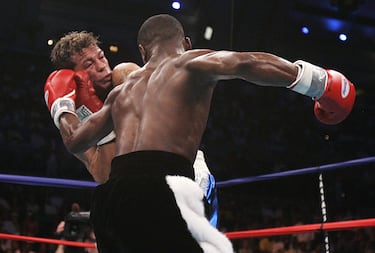 Floyd Mayweather se veía las caras en junio de 2005 contra uno de los boxeadores más queridos por el público: Arturo Gatti. El boxeador de origen italiano hacía su tercera defensa del cinturón CMB del superligero ante el estadounidense, que en ese momento era considerado el segundo mejor libra por libra, en el Boardwalk Hall de Nueva Jersey.
El aspirante empezó el combate marcando el jab y conectando ganchos, esquivaba todo lo que el campeón lanzaba. En el segundo round, Gatti ya tenía la cara marcada. La superioridad de Mayweather fue clara durante todo el encuentro, y la esquina tiró la toalla en el sexto asalto.
