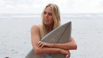 Laura Enever, surfista, con su tabla de surf