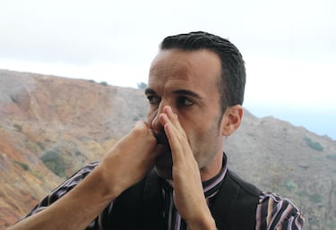 El silbo es el lenguaje silbado propio de la isla de la Gomera, en las Islas Canarias. Se trata del único idioma silabdo del mundo plenamente desarrollado y practicado por una comunidad numerosa (22.000 personas). una vez se adquiere la destreza necesaria, es posible transmitir todo tipo de mensajes de esta manera.