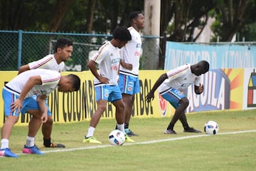 La Selección Colombia entrenó en la Universidad Autónoma del Caribe. James participó a la par de sus compañeros.