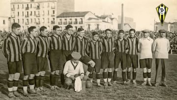 El Iberia subcampe&oacute;n de Segunda Divisi&oacute;n 1928-29. De izquierda a derecha, Tomas&iacute;n, Crespo, Cavia, Estanis, Epelde II, Bolao, Ferrando, Sauca, Ruiz, Zorroz&uacute;a, Jaumandr&eacute;u y el entrenador K&aacute;roly Plattk&oacute;. Agachado en el centro, el utillero Benjam&iacute;n Sim&oacute;n.