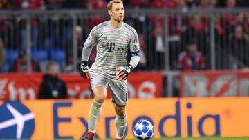 Manuel Neuer en un partido de Champions League jugando con los pies