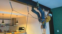 El reto #HomeClimbingWall durante el confinamiento en casa por el coronavirus est&aacute; dejando im&aacute;genes como la de este espa&ntilde;ol escalando por el techo de su comedor. 