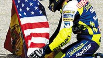 <b>UNA IMAGEN INOLVIDABLE.</B> Hasta la victoria en Suráfrica, su otro gran momento de gloria había sido el triunfo del medio litro en Valencia 2001, justo unos días después del atentado contra las Torres Gemelas del 11 de septiembre. Su imagen clavando de rodillas las banderas de España y Estados Unidos en el circuito de Cheste dio la vuelta al mundo.