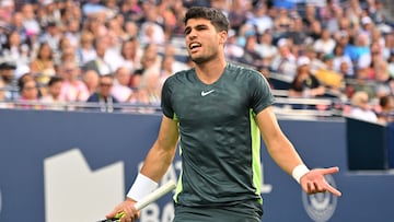 El tenista espa?ol Carlos Alcaraz se lamenta durante su partido ante Tommy Paul en el Masters 1.000 de Canad¨¢.