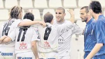 <b>FORTUNA. </b>Los jugadores del Albacete se abrazan tras el tanto que le dio la victoria ante el Recreativo.