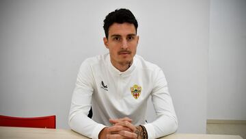 Radovanovic posa para As en la sala de prensa del club.