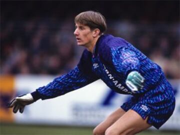 Edwin van der Sar: En 1997 la UC jugó un amistoso con el poderoso Ajax en San Carlos de Apoquindo y el ex arquero de Mancheter United jugó ese compromiso.
