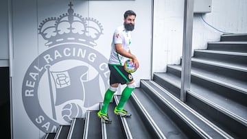 Asier Villalibre, en su presentación con el Racing.