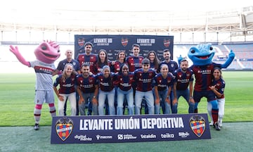 Los fichajes del primer equipo masculino, junto a sus entrenadores, Julián Calero y Roger Lamesa, posan juntos en el Ciutat de València. 