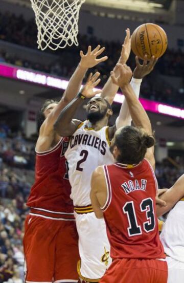 Kyrie Irving, ente Pau y Noah.