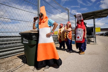 Los comisarios de pista disfrazados durante la carrera del Gran Premio de Estados Unidos de Fórmula Uno en el Circuito de las Américas.