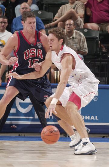 Pau Gasol ante Raef LaFrentz durante el partido en el que España ganó a Estados Unidos en el Mundial de Indianápolis 2002. 