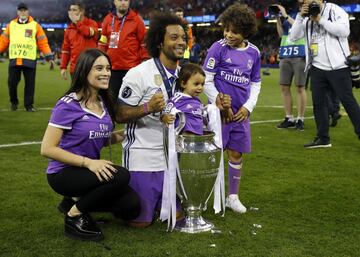 Marcelo junto a su familia posa con la duodécima tras ganar a la Juventus de Turín en la final de la Champions 2016-2017.