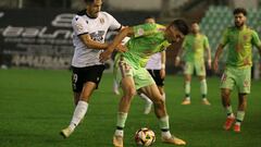 Roberto trata de controlar el balón.