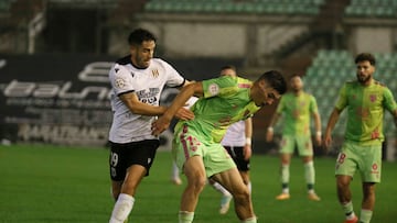 Roberto trata de controlar el balón.