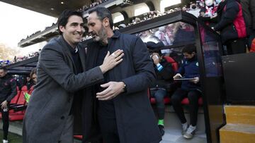 05/12/21 PRIMERA DIVISION PARTIDO
 RAYO VALLECANO - ESPANYOL
 IRAOLA Y VICENTE MORENO
 SALUDO ENTRENADORES