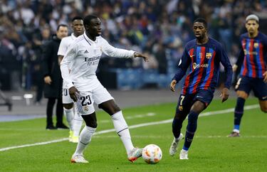 Mendy y Dembelé luchan por un balón.