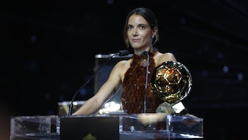 PARIS (France), 22/09/2025.- Barcelona's Aitana Bonmati accepts the Women's Ballon d'Or during the Ballon d'Or 2025 ceremony at the Theatre du Chatelet in Paris, France, 22 September 2025. (Francia) EFE/EPA/Mohammed Badra