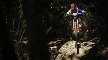 Morgan Charre, piloto de MTB francesa, bajando con su bici por una de las etapas de la &uacute;ltima prueba celebrada en Finale Ligure (Italia).