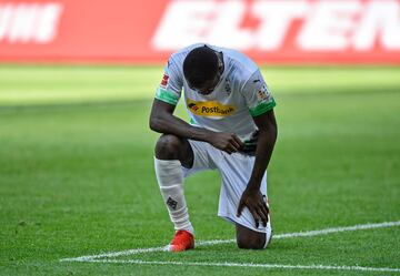 Quizás la imagen más emocionante de todas. Marcus Thuram, jugador del Borussia Mönchengladbach, hincó la rodilla y bajo la cabeza en la celebración de uno de sus dos goles frente al Unión Berlín. 