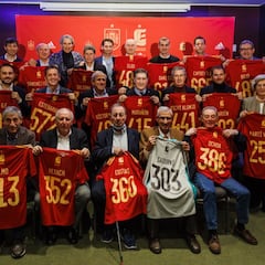 La Selección rinde homenaje a sus leyendas en Barcelona