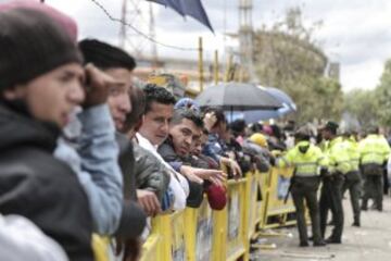 Hinchas hacen fila y esperan conseguir una boleta para el juego Colombia-Argentina.