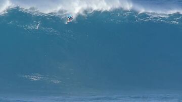 Keala Kennelly justo antes de sufrir el wipeout of the year en Jaws (Maui, Hawái), premiado en los Red Bull Big Wave Awards.