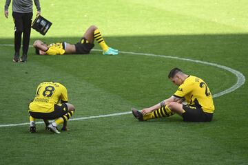 El empate ante el Mainz, unido a la victoria del Bayern en Colonia, dejó al Dortmund sin título ante su afición pese a que dependían de sí mismos.  Los jugadores, desolados al final del encuentro.