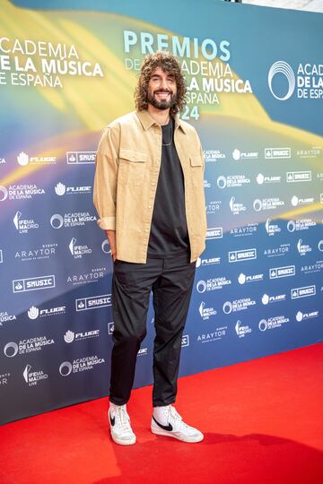 Mikel Izal posa en el photocal de los Premios de la Academia de la Música.