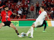 El defensa argentino del Valencia, Renzo Saravia (d), disputa el balón ante el centrocampista portugués del Mallorca, Samú Costa,