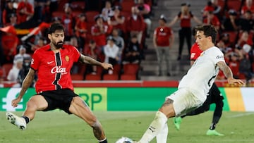 El defensa argentino del Valencia, Renzo Saravia (d), disputa el balón ante el centrocampista portugués del Mallorca, Samú Costa,